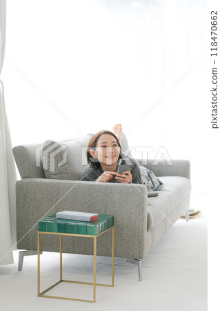 一個女人躺在沙發上放鬆 118470662
