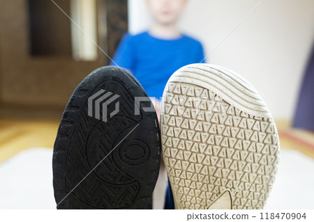 Children's anatomical shoes compared to narrow shoes that deform the foot. Small insole size, which causes foot pain. Barefoot sneakers with a wide toe 118470904