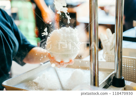 製作刨冰的人的手 118470930