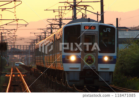 [JR-W] Sanyo Main Line 213 series train at dusk (6-car train: Okayama⇔Mihara) 118471085