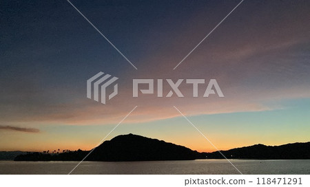 天空染上了夕陽的顏色 118471291