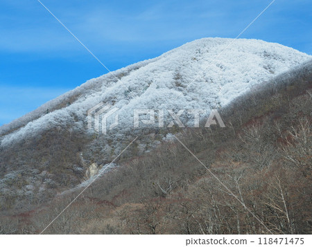 Mt. Akagi and Mt. Kurohino's frost 118471475