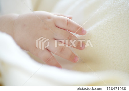 嬰兒手 118471988