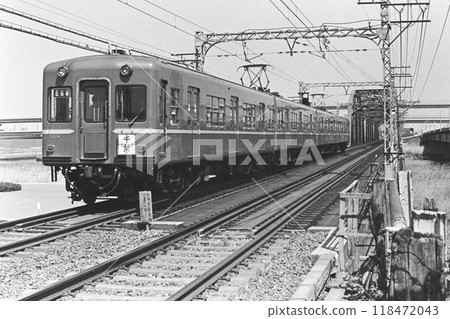 京成 3200 型 3204-3201，堀切菖蒲園-京成關谷（荒川橋），1982 年 4 月 11 日 118472043