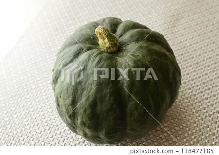 放在桌上的新鮮收穫的南瓜的特寫 118472185