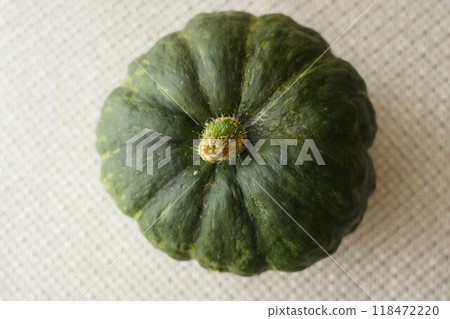 放在桌上的新鮮收穫的南瓜的特寫 118472220