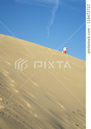 夏季，遊客在鳥取縣鳥取沙丘騎馬行走 118472727