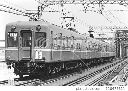 Keisei 3100 series 3108-3105, Horikiri Iris Garden - Keisei Sekiya (Arakawa Bridge), April 11, 1982 118472831