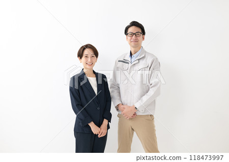 穿西裝的女性和男性工人 118473997