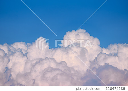 夏日藍天中的積雨雲 夏日藍天中的積雨雲 118474286