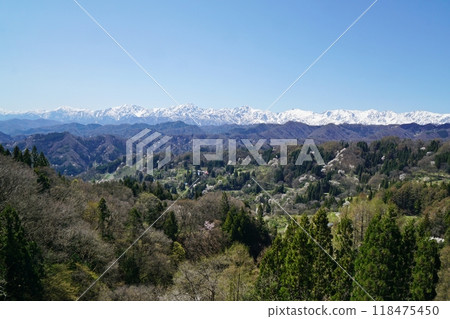 春天的小川村和白雪覆蓋的北阿爾卑斯山 118475450