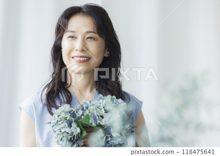 窗邊的中年婦女 118475641