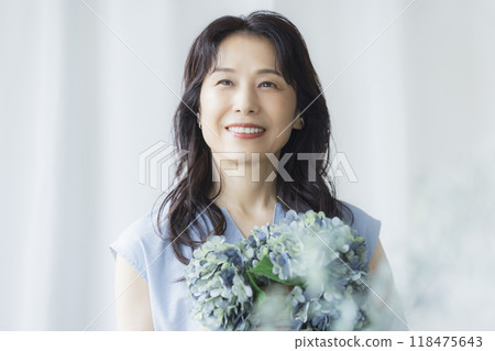 窗邊的中年婦女 118475643