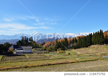 The rural scenery of Ogawa Village at the peak of autumn foliage and the Northern Alps 118475702