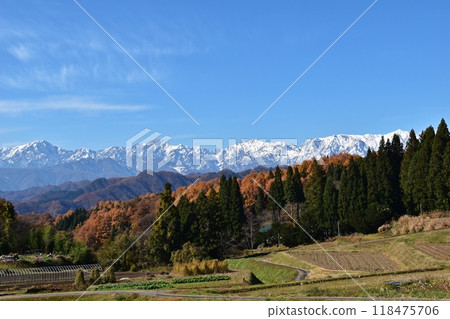 小川村的田園風光和紅葉之巔的北阿爾卑斯山 小川村的田園風光和紅葉之巔的北阿爾卑斯山 118475706