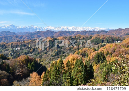 小川村的田園風光和紅葉之巔的北阿爾卑斯山 小川村的田園風光和紅葉之巔的北阿爾卑斯山 118475709