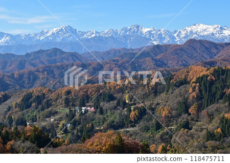 小川村的田園風光和紅葉之巔的北阿爾卑斯山 小川村的田園風光和紅葉之巔的北阿爾卑斯山 118475711