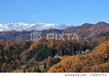 小川村的田園風光和紅葉之巔的北阿爾卑斯山 小川村的田園風光和紅葉之巔的北阿爾卑斯山 118475713