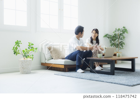 客廳裡的中年夫婦 118475742