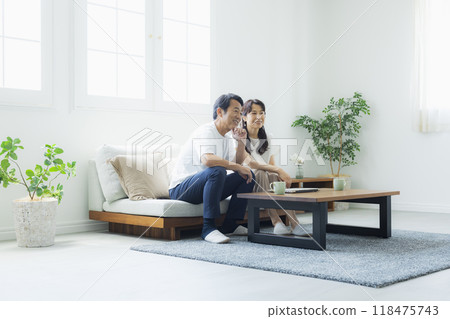 客廳裡的中年夫婦 118475743