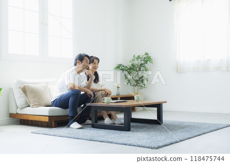 客廳裡的中年夫婦 118475744