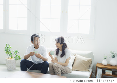 Middle-aged couple in the living room 118475747