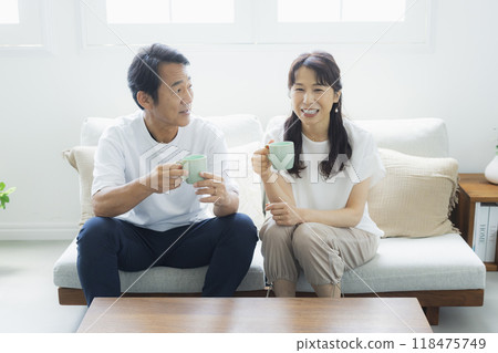 客廳裡的中年夫婦 118475749