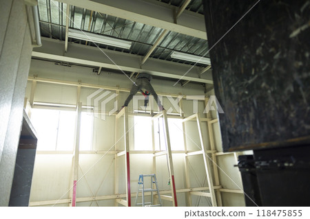 Workers dismantling steel beams Workers dismantling steel beams 118475855