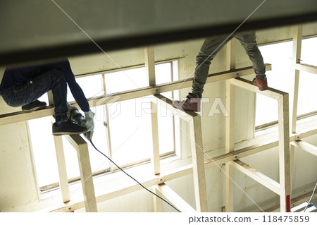 工人正在拆除鋼架 118475859