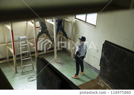 Workers dismantling steel beams 118475860