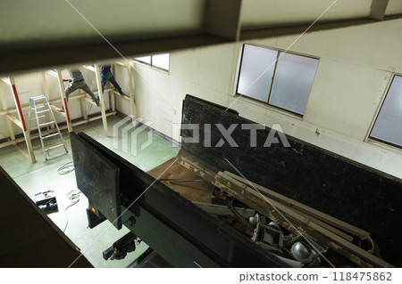 Workers dismantling steel beams 118475862