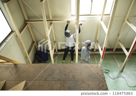 Workers dismantling steel beams 118475863