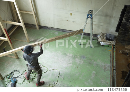 Workers dismantling steel beams 118475866