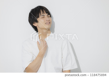 白色T恤的年輕人 118475894