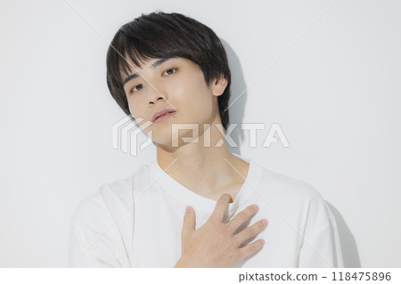 白色T恤的年輕人 118475896