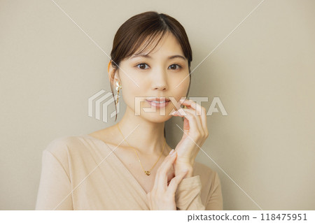 米色洋裝的女人 118475951