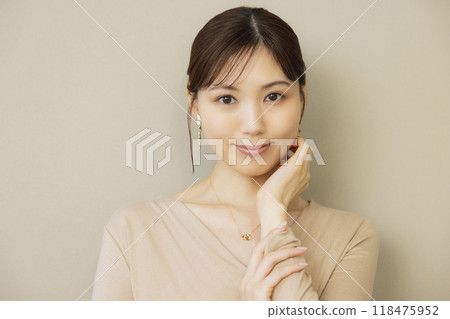 Woman in a beige dress 118475952