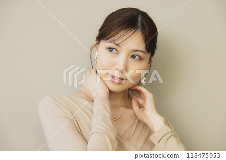 Woman in a beige dress 118475953