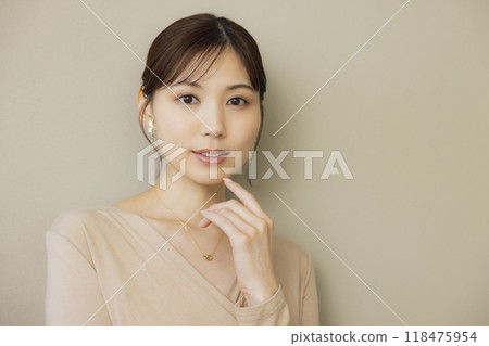 米色洋裝的女人 118475954