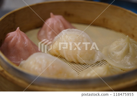 steamed dumpling in bamboo basket, chinese dim sum 118475955