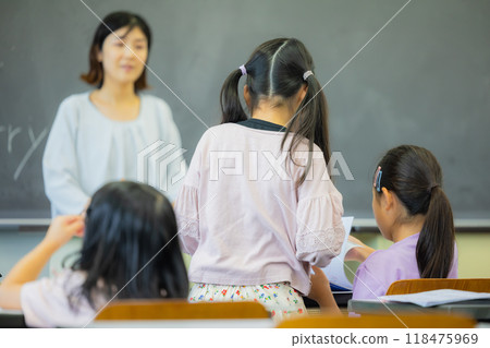 小學生在教室上課 小學生在教室上課 118475969