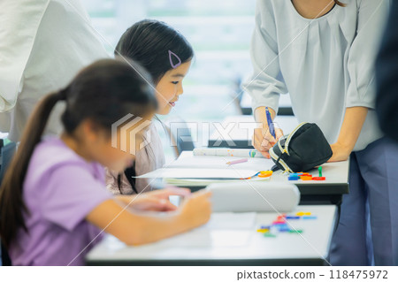 小學生在教室上課 118475972