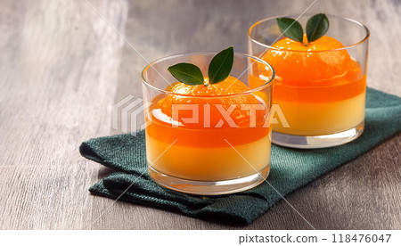 Desserts made from fresh mandarin orange jelly in glass 118476047