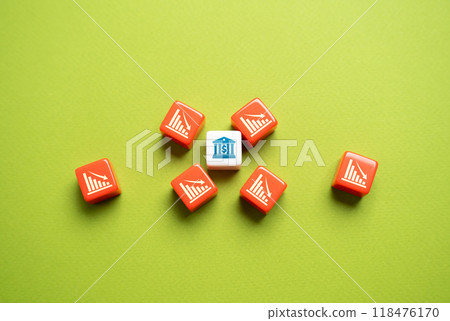 Financial problems will overwhelm the bank. Destroying the banking system. Bankruptcy. Investor flight. Bank run. Banks are closing due to the crisis. 118476170