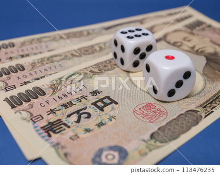 Two dice on a 10,000 yen bill, gambling, blue background 118476235