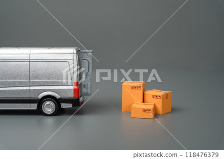 Delivery van and boxes of goods. House moving. E-commerce and online order delivery. Delivery van and boxes of goods. House moving. E-commerce and online order delivery. 118476379