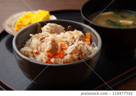 Chicken and burdock rice 118477582