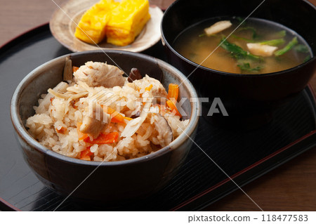 Chicken and burdock rice 118477583