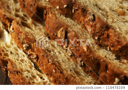 Fresh slices of bread. Close-up of a fragment of a bread bribe. Bread structure. Fresh slices of bread. Close-up of a fragment of a bread bribe. Bread structure. 118478109