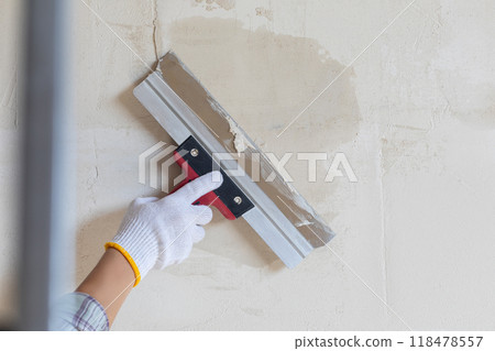 The concept of applying putty and leveling walls. 118478557